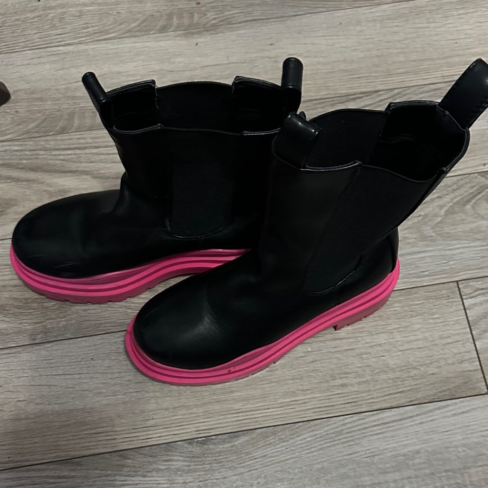 Stylish Black Ankle Boots with Pink Soles
